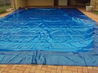 Step 2:Lay the pool cover evenly over the surface of the pool so that it floats on top of the water. 